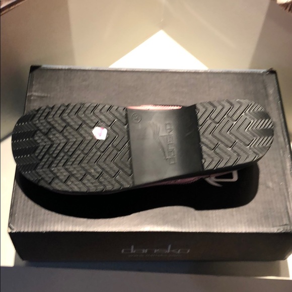 DANSKO A tribute to breast cancer survivors 🌸💗🌸 - Picture 4 of 8